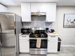een keuken met een fornuis en een koelkast bij Private Master Bedroom North Lamar in Austin