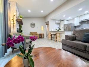 een woonkamer met een bank en een tafel bij Private Master Bedroom North Lamar in Austin