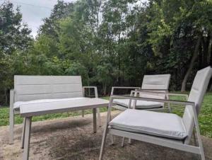 twee witte banken naast elkaar bij Private Master Bedroom North Lamar in Austin