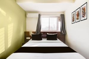 Postel nebo postele na pokoji v ubytování Hotel O by OYO Malani Inn