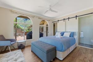 une chambre avec un lit bleu et une chaise dans l'établissement Dorathee Cottage - Pet Friendly - Absolute Waterfront, à Gunderman