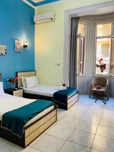 Una cama o camas en una habitación de Host-Gram Hotel & Suites Downtown