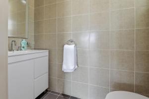 une salle de bains avec toilettes et lavabo dans l'établissement Dorathee Cottage - Pet Friendly - Absolute Waterfront, à Gunderman 25 autres photos
