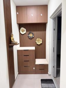 a kitchen with brown cabinets and plates on the wall at Excellent 2-Bedroom Condo in Gated Community in Philipsburg