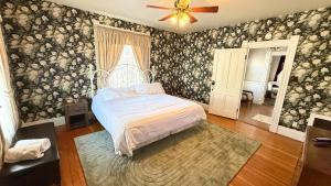 Ένα ή περισσότερα κρεβάτια σε δωμάτιο στο Governor's Mansion Guest Suites For Big Groups