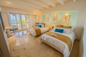 a large bedroom with two beds and a table at Hotel Tres Vidas Acapulco in Barra Vieja +65 photos