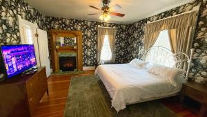 Ένα ή περισσότερα κρεβάτια σε δωμάτιο στο Governor's Mansion Guest Suites For Big Groups