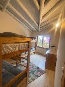 een kamer met twee stapelbedden en een raam bij Black Hills Caviahue in Caviahue