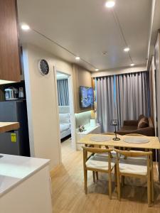 eine Küche und ein Wohnzimmer mit Tisch und Stühlen in der Unterkunft 1413 Home Suites Arezzo Place Davao in Davao City