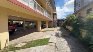 una acera vacía delante de un edificio en Edificio Natania, en Villa Gesell