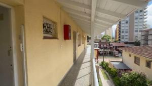 un balcón de un edificio con una ventana roja en Edificio Natania, en Villa Gesell