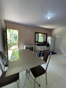 een keuken met een tafel en stoelen in een kamer bij Casa da Jessica in Paraty