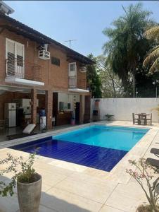 een zwembad voor een huis bij Áurea da Mata in Cuiabá +7 foto's