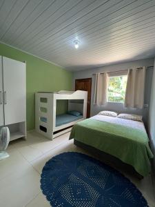 een slaapkamer met een bed en een raam bij Casa da Jessica in Paraty