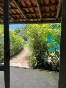 een raam met uitzicht op een tuin bij Casa da Jessica in Paraty
