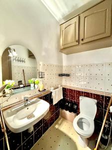 een badkamer met een wit toilet en een wastafel bij Zyarat Marrakech in Marrakesh