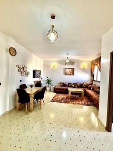 een woonkamer met een bank en een tafel bij Zyarat Marrakech in Marrakesh