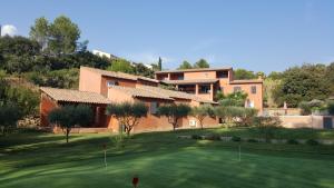 Blick auf ein Haus mit einem Golfplatz in der Unterkunft La Maison Du Castellet in Le Castellet