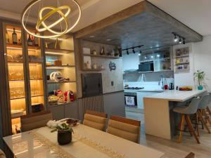 een keuken en eetkamer met een tafel en stoelen bij Standard High Apartment in São José