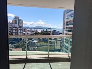 een uitzicht op een stad vanuit een raam bij Standard High Apartment in São José