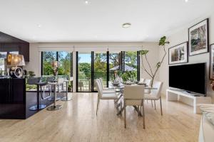 Et tv og/eller underholdning på Luxury Riverside Retreat in Benowa