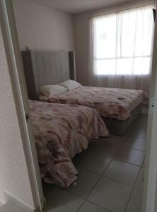 En eller flere senge i et værelse på Platinum House