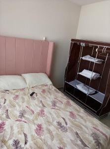 En eller flere senge i et værelse på Platinum House