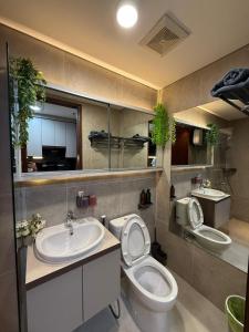 ein Badezimmer mit Toilette und Waschbecken in der Unterkunft Modern Luxury Studio at Pollux by Superstay in Batam Center