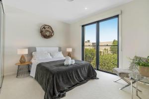 En eller flere senge i et værelse på Luxury Riverside Retreat in Benowa + 15 billeder