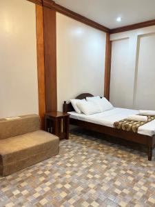 Sequor Palm Villa - Main Building في سيكويجور: غرفه سريرين وكرسي فيها