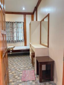 Sequor Palm Villa - Main Building في سيكويجور: حمام به مرآة ومغسلة وسرير