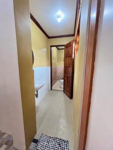 Sequor Palm Villa - Main Building في سيكويجور: حمام مع مرحاض ومغسلة