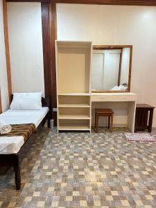 Sequor Palm Villa - Main Building في سيكويجور: غرفة نوم بسرير وخزانة ومرآة