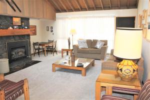 un soggiorno con divano e camino di Meadow House 58 a Sunriver