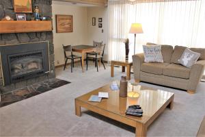 un soggiorno con divano e camino di Meadow House 58 a Sunriver