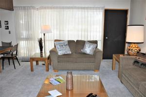 un soggiorno con un divano e un tavolo di Meadow House 58 a Sunriver