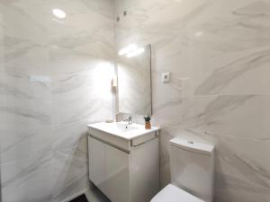 Et badeværelse på Misericórdia Rooms + 22 billeder