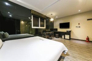 Μια τηλεόραση ή/και κέντρο ψυχαγωγίας στο H Moment Hotel in Yangsan