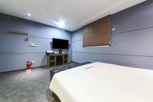 Μια τηλεόραση ή/και κέντρο ψυχαγωγίας στο H Moment Hotel in Yangsan +5 φωτογραφίες