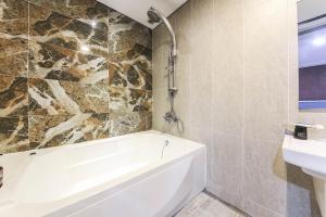 Ένα μπάνιο στο H Moment Hotel in Yangsan