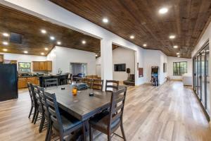 Galeriebild der Unterkunft Stylish Lodge Fire Pit Hot Tub & Forest Views in Pinetop-Lakeside