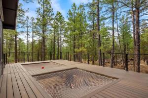 Galeriebild der Unterkunft Stylish Lodge Fire Pit Hot Tub & Forest Views in Pinetop-Lakeside