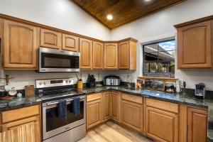 Galeriebild der Unterkunft Stylish Lodge Fire Pit Hot Tub & Forest Views in Pinetop-Lakeside