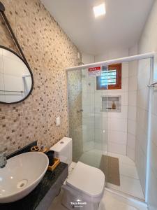 un bagno con doccia, WC e lavandino di Zaya Beach Residence a Icaraí