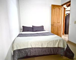 Giường trong phòng chung tại Apartamento amoblado en Guatape