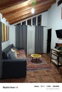 uma sala de estar com um sofá e uma mesa de centro em La Morada del Colibrí em El Tabo