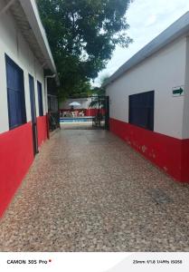 ein Gebäude mit einer rot-weißen Wand in der Unterkunft Casa Hospedaje La Esmeralda in Tocaima + 3 Fotos