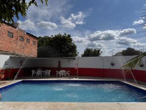ein Pool in einem Hof neben einem Gebäude in der Unterkunft Casa Hospedaje La Esmeralda in Tocaima