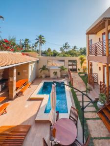 un patio con piscina e una casa di Zaya Beach Residence a Icaraí