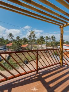 un balcone con vista sulla spiaggia di Zaya Beach Residence a Icaraí Altre 72 foto